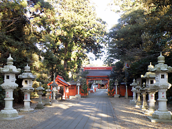 写真：息栖神社境内入り口、左右に石の灯篭が並んでいる様子