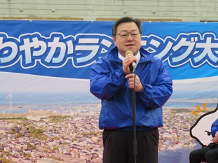 写真：ランナーにエールを送る石田市長
