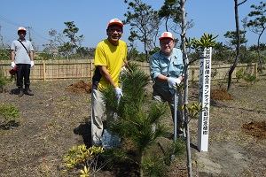 写真：鹿島製油所海岸防災林ボランティア活動で植樹する様子