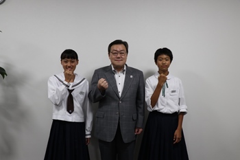 写真：石田市長、神栖第二中学校の狩浦菜々美さん、波崎二中の安藤悠乃さん