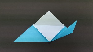 写真：三角をさらに手前に折った折り紙