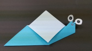写真：完成したカタツムリの折り紙