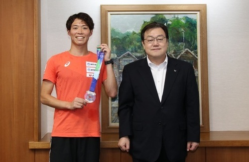 写真：2022年8月8日撮影の安松青葉さんと石田市長