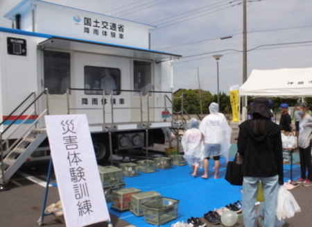 写真:降雨体験車による降雨を体験する参加者