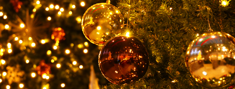 写真：クリスマスツリーに飾られた色鮮やかなオーナメントボール