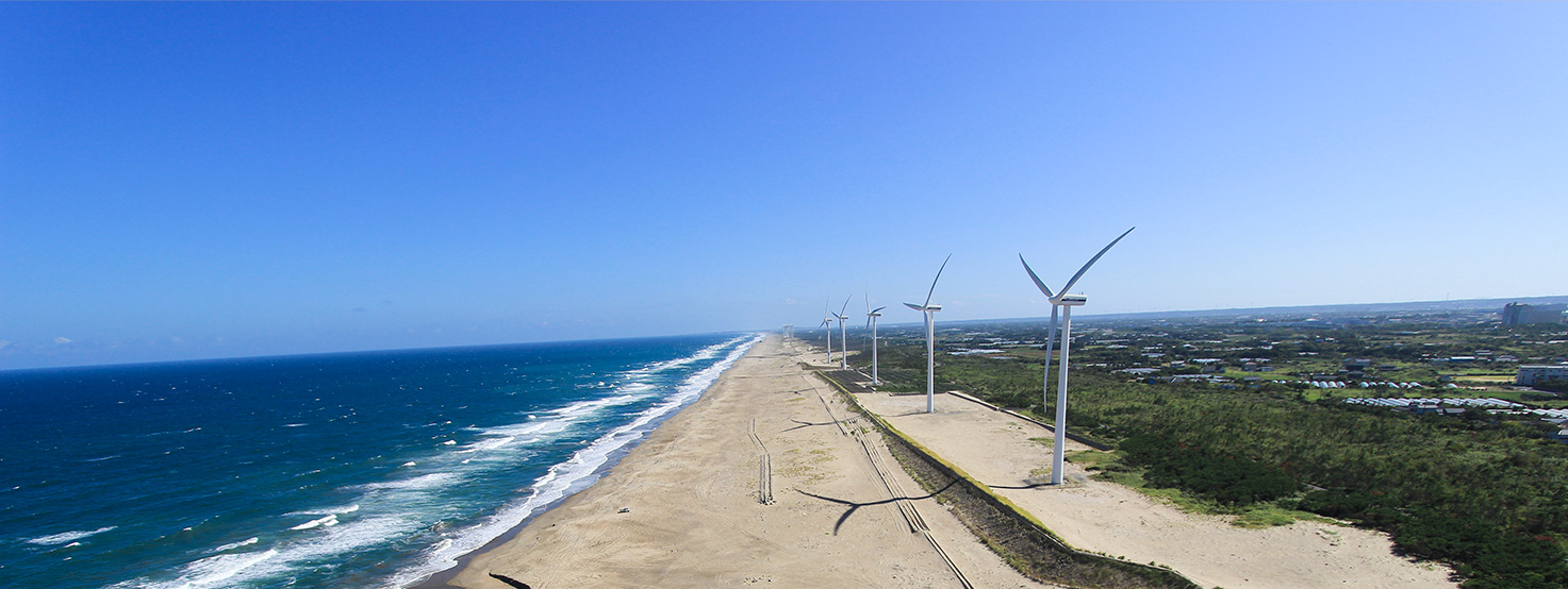 写真：神栖の海岸と風車