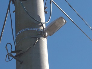 写真：電柱に設置された防犯灯