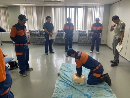 写真：普通救命講習で胸骨圧迫をしているようす