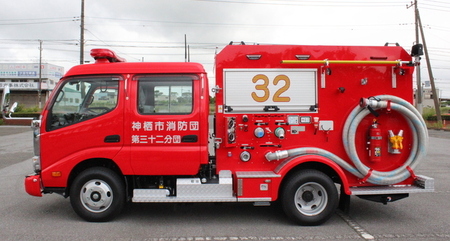 写真：消防ポンプ自動車の側面