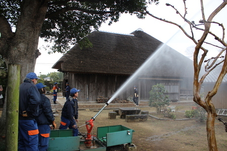 写真：山本家住宅にて消火活動訓練をおこなっているようす