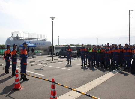 写真:総合防災訓練の開始前に消防団長から訓示をいただく団員達