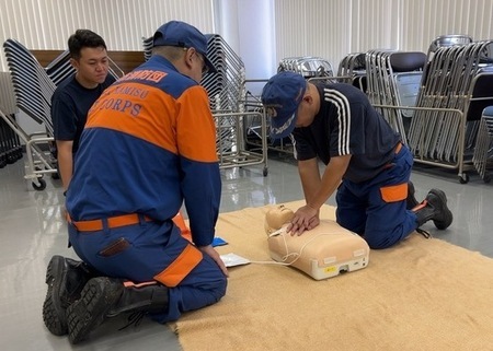 写真:講習にて胸骨圧迫を実施する団員