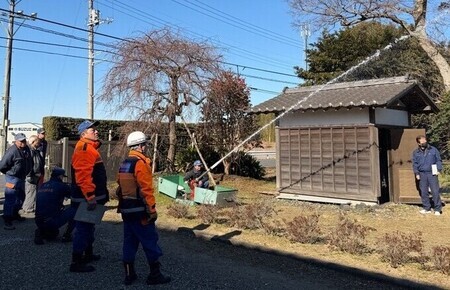 写真：山本家住宅にて消火活動訓練をおこなっているようす