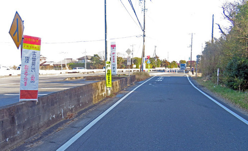 写真：太田郵便局方面から国道124号を見ると、中央分離帯にブロックが設置されている