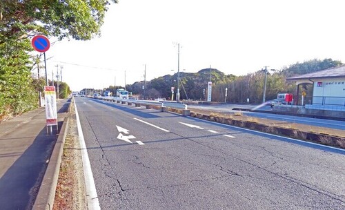 写真：国道124号を波崎方面に走行したときの太田郵便局付近の中央分離帯の様子