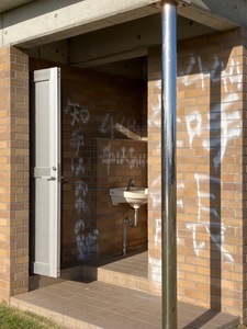 写真：スプレーで落書きされているトイレの壁