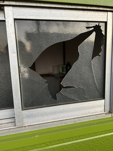 写真：大野原児童公園のトイレの窓が割られていて、外から屋内が見える状態