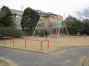 写真：漁村広場にある遊具のブランコ