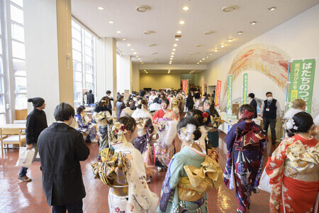 写真:続々と会場に集まる新成人達