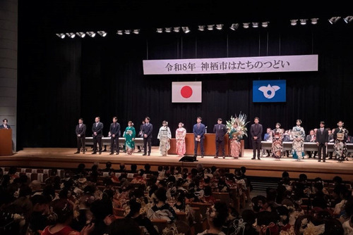 写真:最後に実行委員一同がステージ上に整列し、一本締めで式典を閉めました