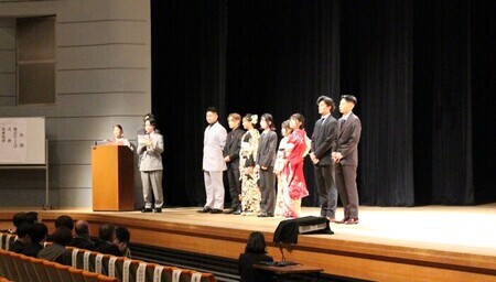 写真：実行委員会による一本締め