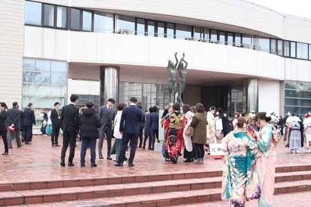 写真：会場に集まる参加者