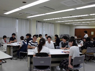 写真：ワールドカフェ体験の様子