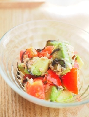 写真：アボカドとツナの塩こんぶ和え