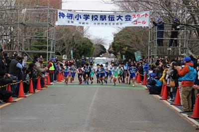 写真：男子選手のスタートダッシュ