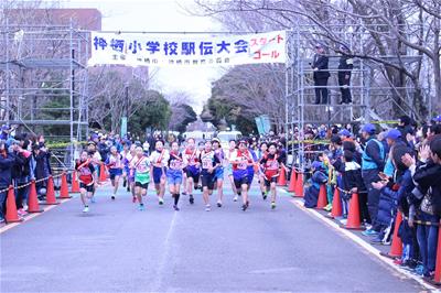 写真：スタートで一斉に走り出す女子選手