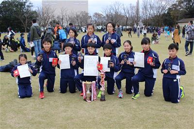 写真：優勝チームの集合写真女子