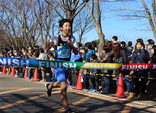 写真：ゴールに走りこむ男子