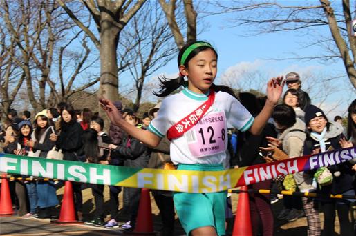 写真：女の子がゴールする様子