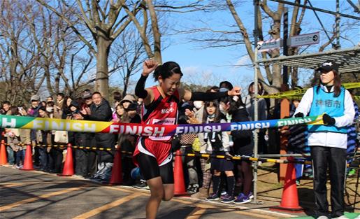 写真：女子の部ゴールのガッツポーズ