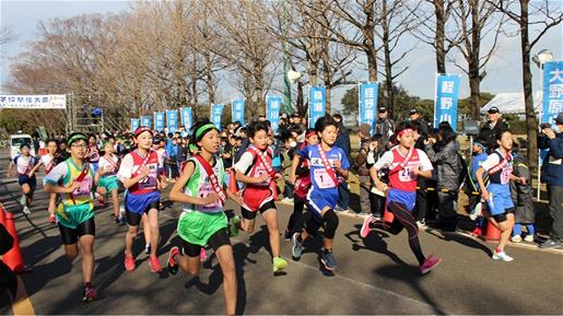 写真：女子の部のスタートで走り出す様子