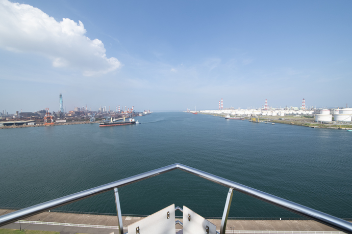 写真：港公園から見渡す鹿島臨海工業地帯