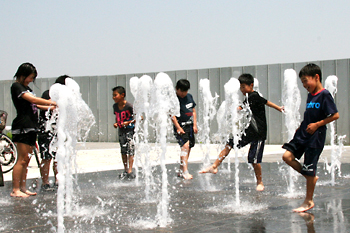 写真：噴水広場で遊ぶ子どもたち