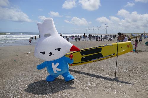 写真：海水浴客でにぎわう日川浜海水浴場