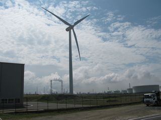 写真：企業施設内の風力発電