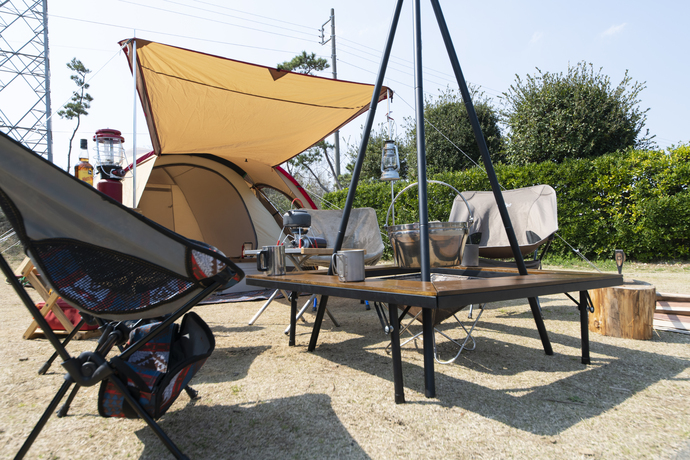 写真：テントやチェア、たきぎ台などキャンプの風景