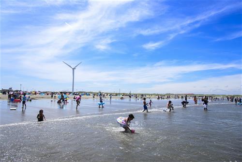 写真：海水浴客でにぎわう波崎海水浴場