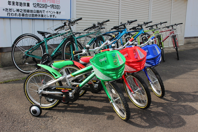 写真：色とりどりの自転車や補助輪付き自転車