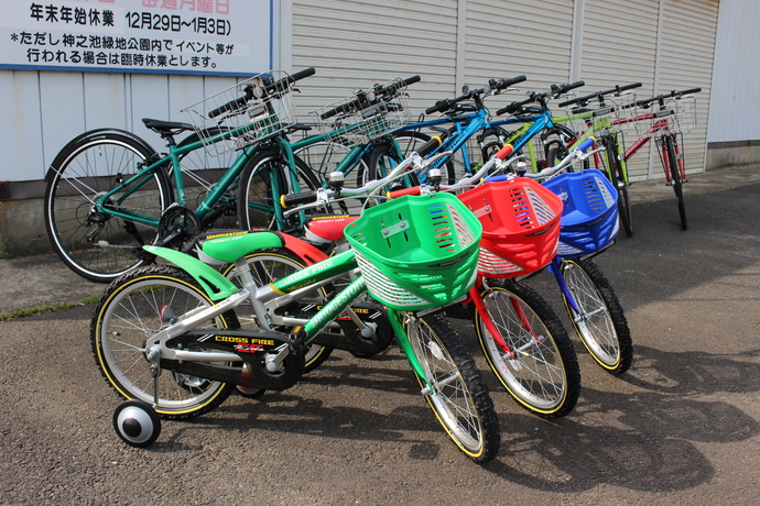 写真:色とりどりの自転車や補助輪付き自転車