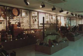 写真：昔の生活道具などが置かれた民俗展示室