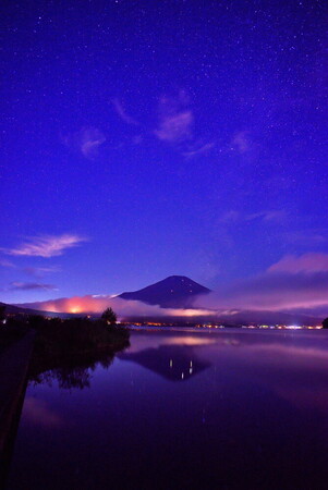 写真：満天の星空の下、富士山を写した風景