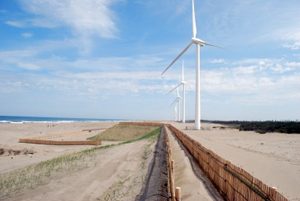 写真：神栖市内の海岸と風車