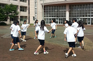 写真：サンバを踊る波崎柳川高校ダンス同好会のみなさん