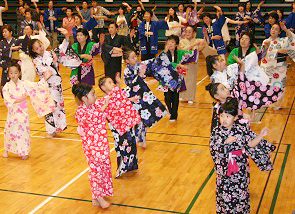 写真：女の子たちは色とりどりの浴衣を着て、市民音頭を踊ってくれました。