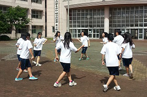 写真：市民サンバを踊る様子