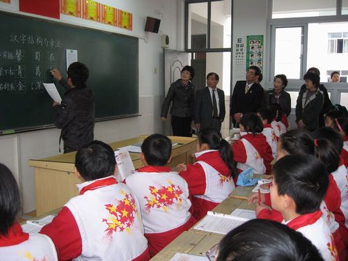 写真：神栖市長が上虞市の小学校を訪問し、授業を見学している様子